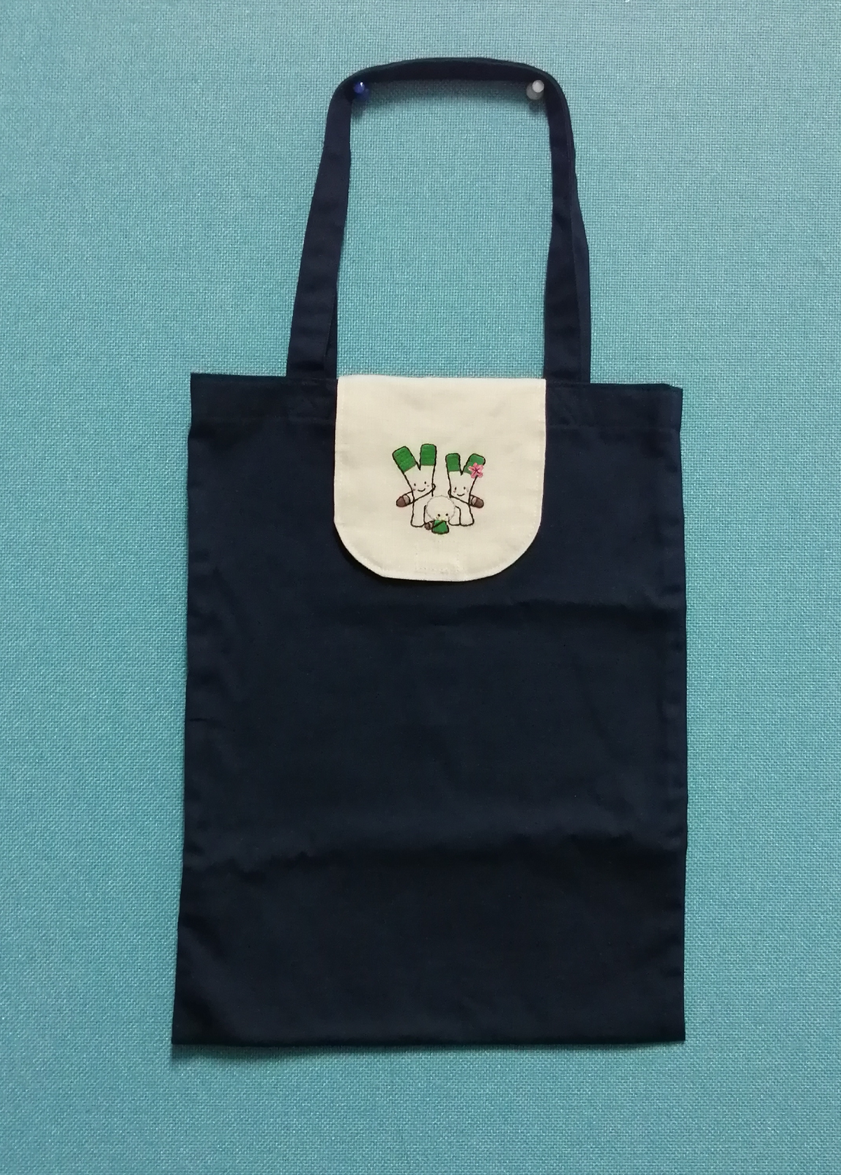 刺繍も手縫いのため、ちょっとずつ表情が違うかも…