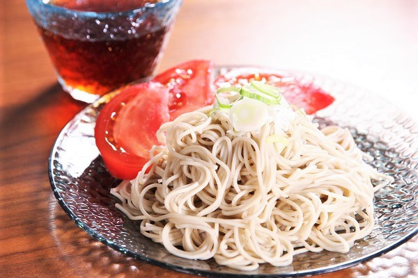 そうめんのようにツルッと食べられる細切りそばは、暑い夏にぴったり！