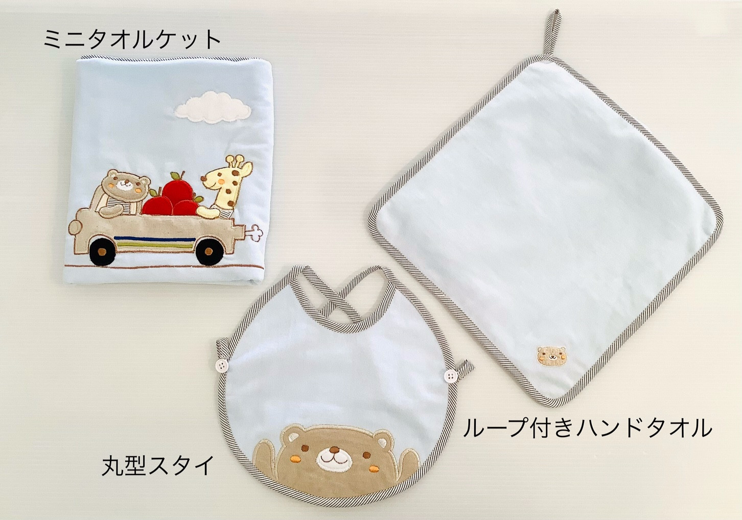 お色と動物の刺繍がお揃いです。