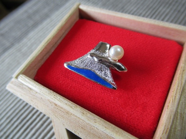 「河口湖富士」ピンブローチ右斜め