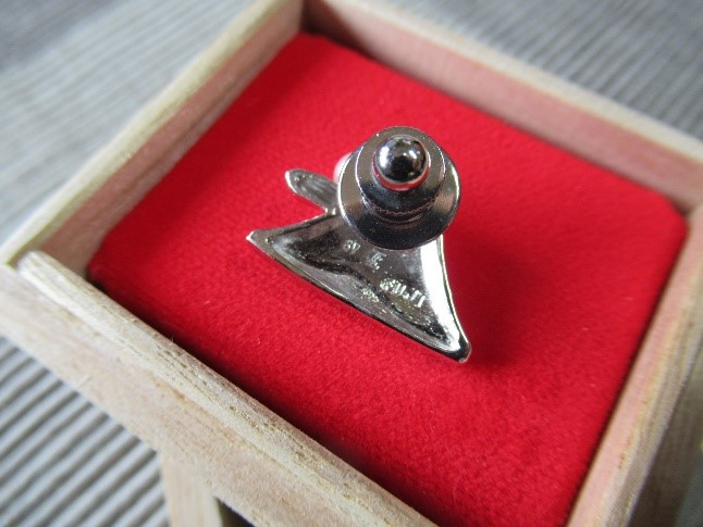 「河口湖富士」ピンブローチ裏