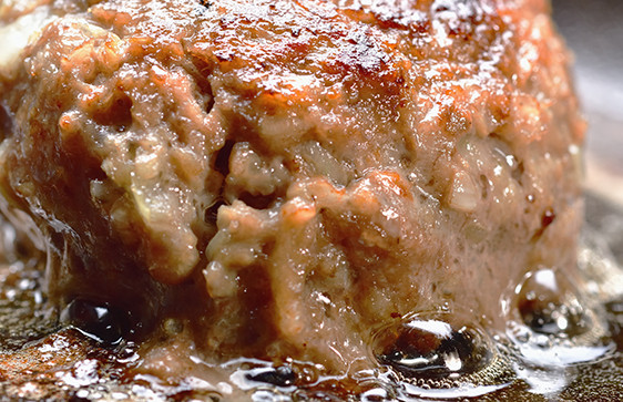 細挽きと粗挽きを混ぜることで、つなぎはしっかりゴロゴロ食感が楽しめるハンバーグが完成!