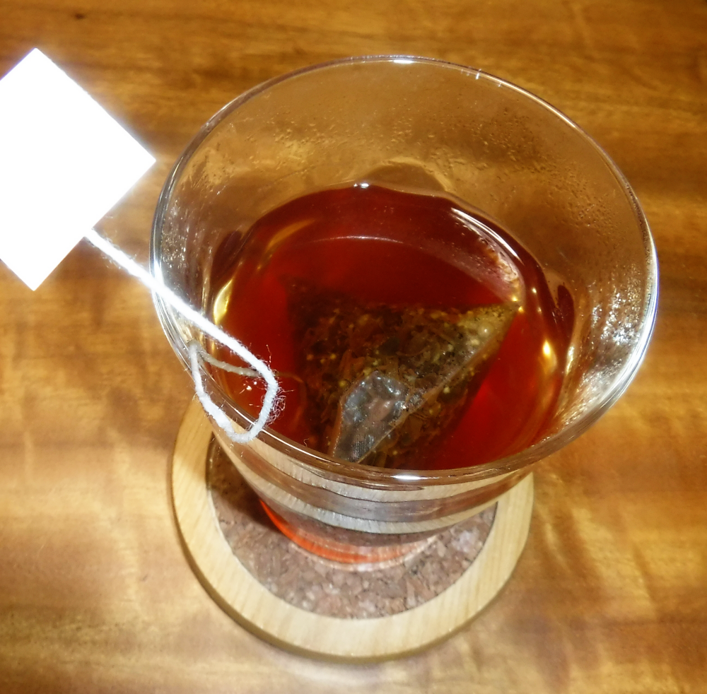 生姜紅茶は、生姜の良い香りが口の中に広がります。くつろぎのひと時に、南国の味と香りをお愉しみください。