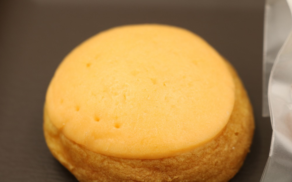 上部のクッキー生地にもびわの香料が使われています。