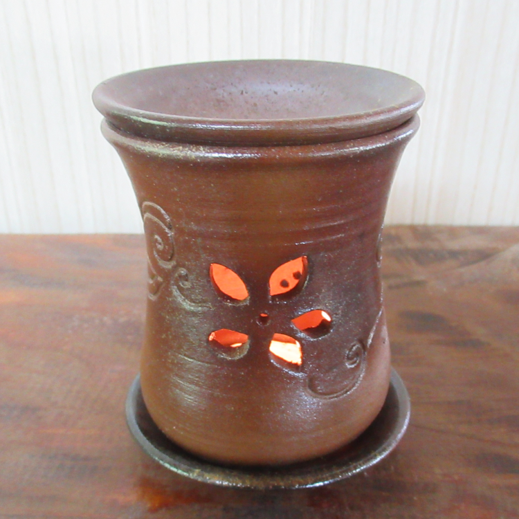 花びら形の窓から、ろうそくの光がこぼれて来て、落ち着いた雰囲気になれます。