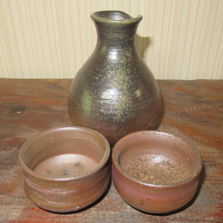 重厚感のある味わいで、使えば使うほどに手に馴染んできます。ぜひ、お手元に種子島・能野焼の「酒器セット」を！