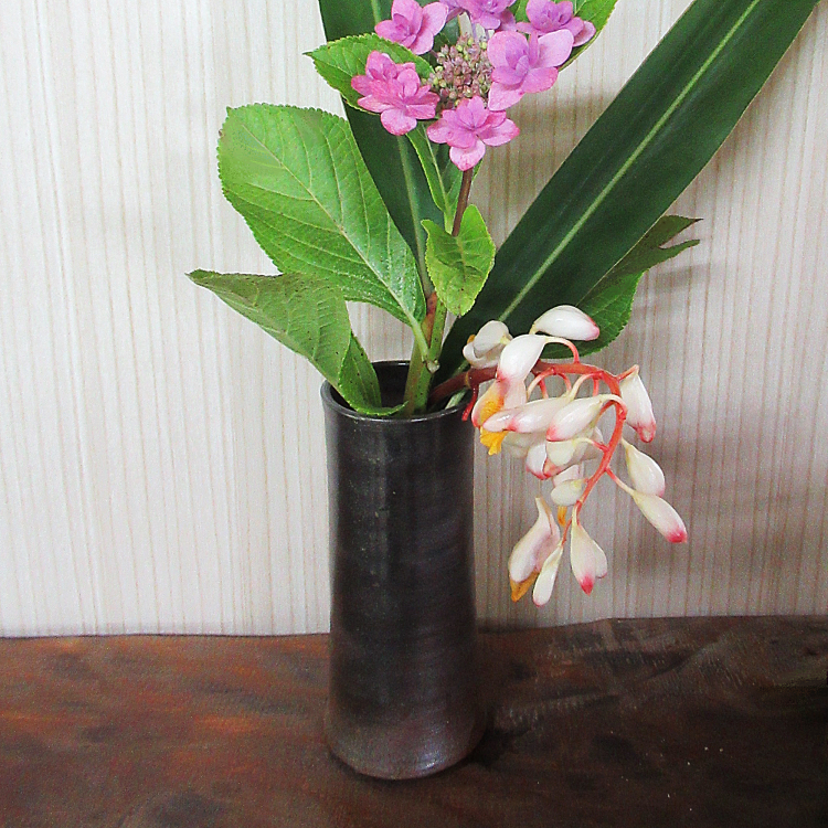 お気に入りのお花を生けて、お楽しみください。