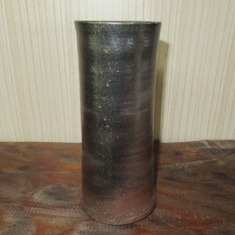 種子島の焼き物らしく、鉄分を多く含んだ土で、ずっしりとした重量感のある【筒花入れ】になります。
