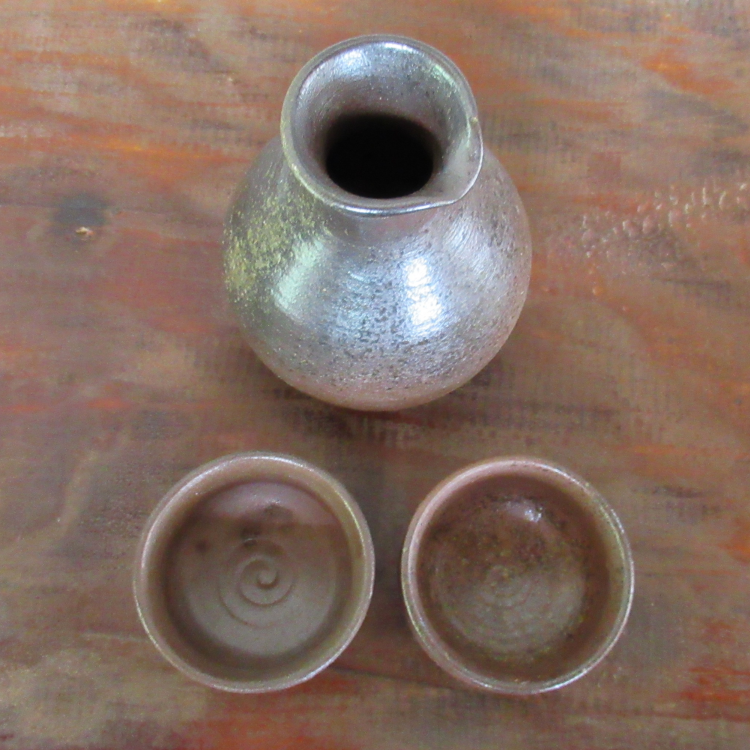 種子島の焼き物らしく、鉄分を多く含んだ土で、ずっしりとした重量感のある【徳利】と【ぐい吞み】のセットです。