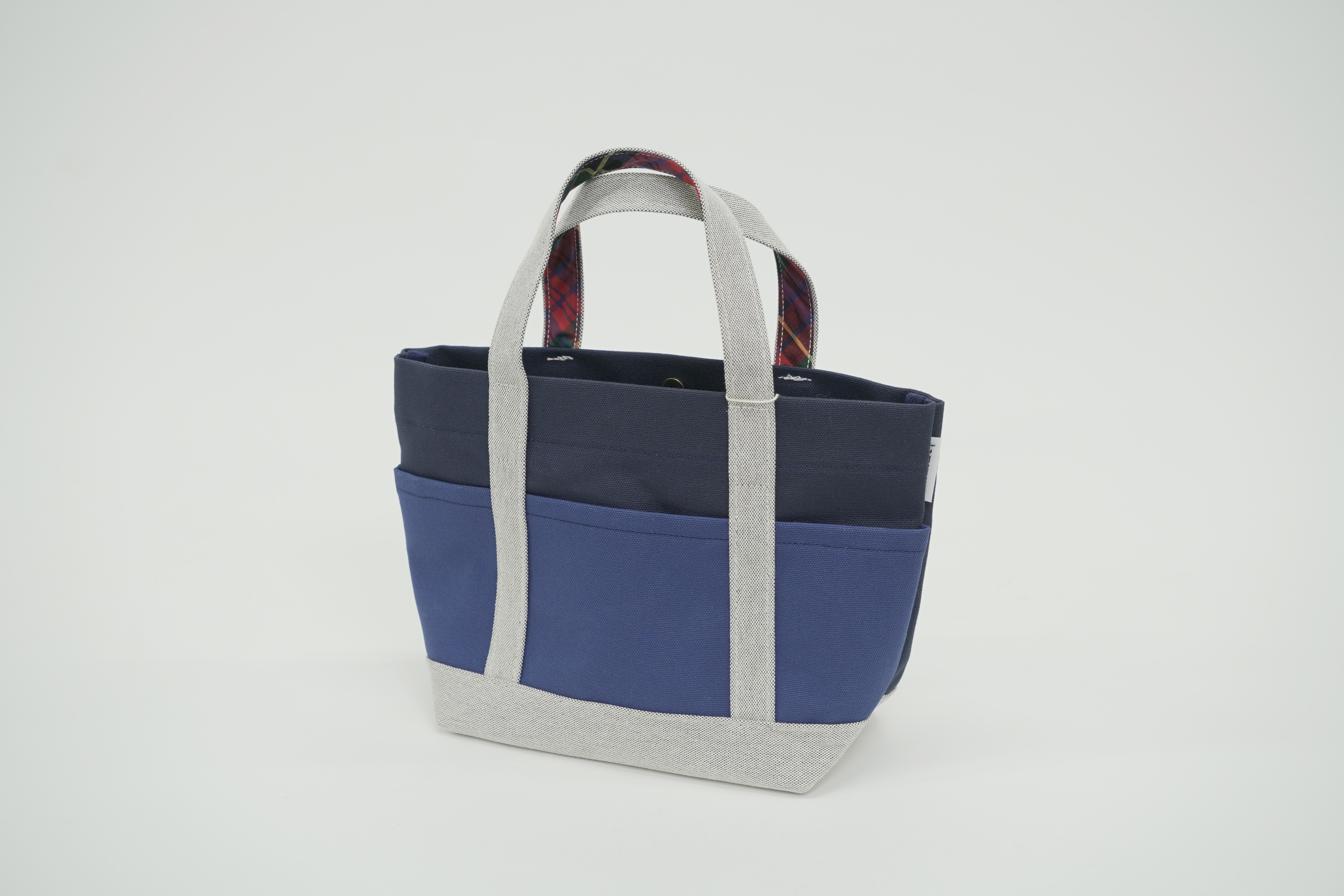 写真はネイビーです。