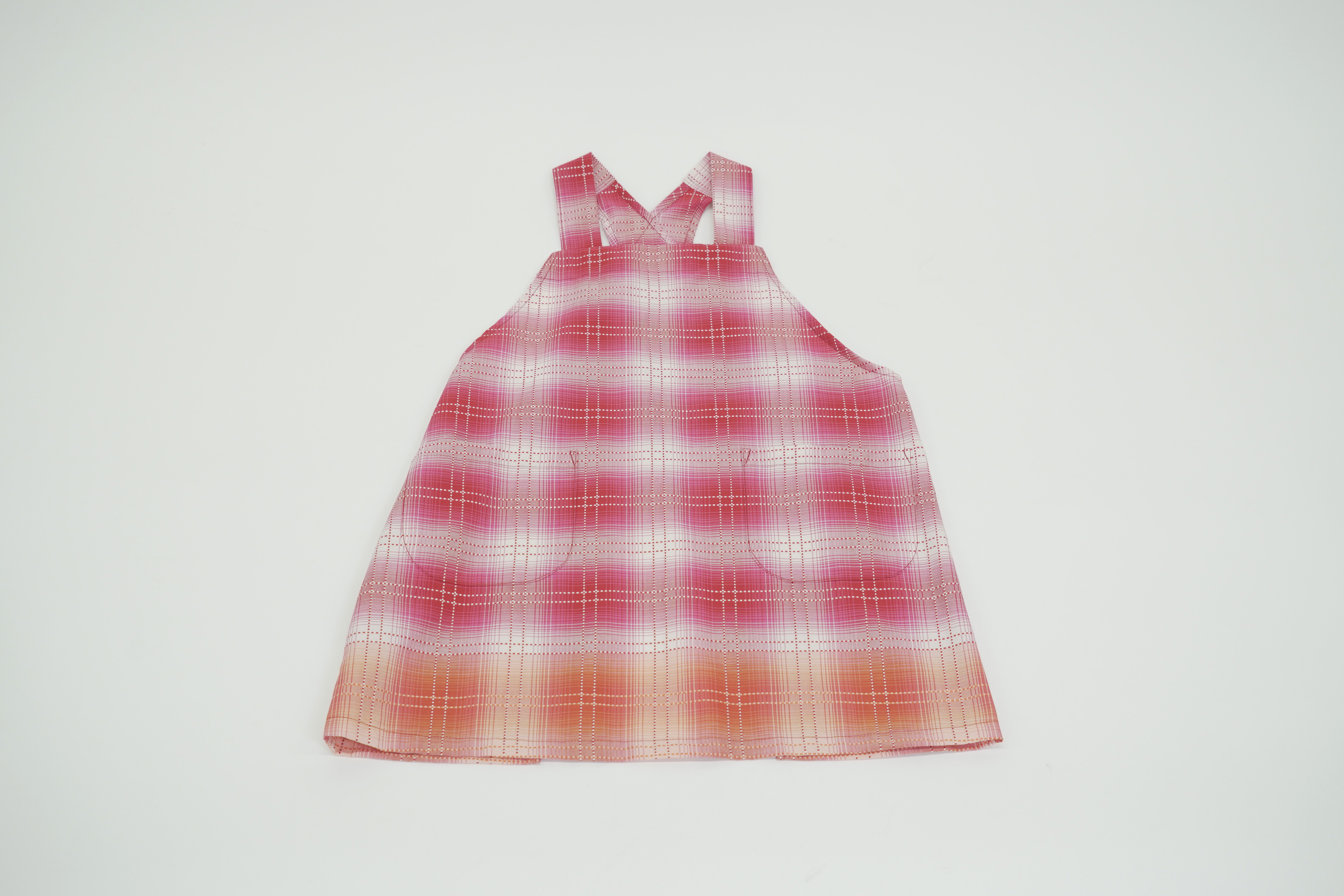 写真は赤チェックの子供エプロンです。