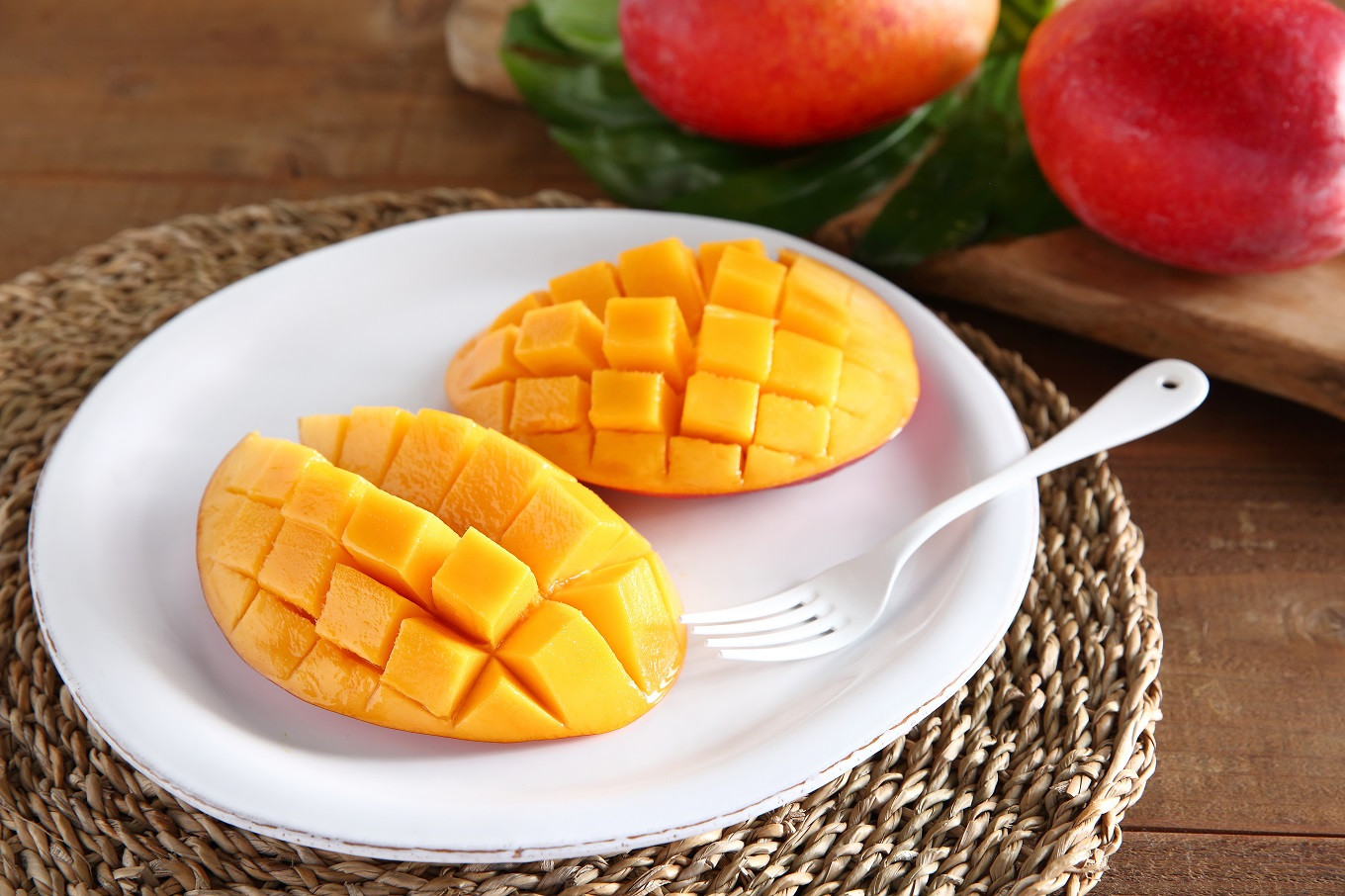 吊るしたマンゴーは下の部分が色つきにくく、下に白い紙を敷き光を反射させ色つきにムラが無い様に1個1個丁寧に管理します！