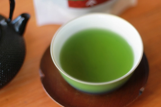 桑茶は食事中にお湯や水でお茶として摂取するのが最適な方法です