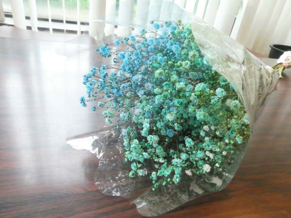 スリーブ（透明の袋）に入れ、お花が傷つかないように配送します。