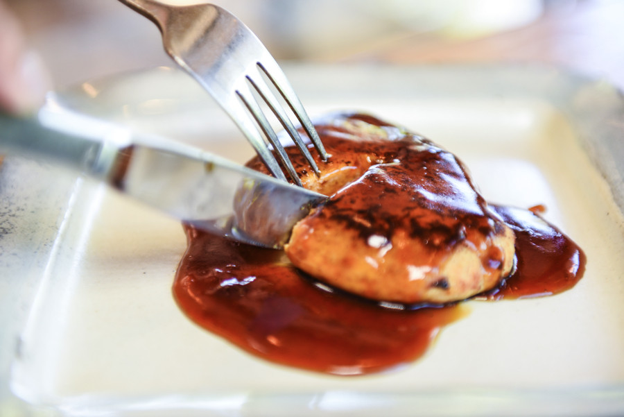 豆腐のみならず、鶏肉も入っているためジューシーで食べ応えがあります。