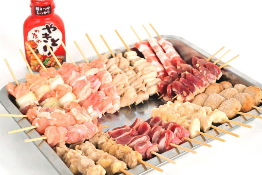 画像は、”焼き鳥のやまもと”の販売車で焼いている様子です。