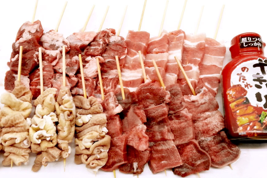 画像は、”焼き鳥のやまもと”の販売車で焼いている様子です。