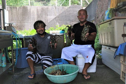 大和村の漁師の親子。私たちが素潜りで捕っています！