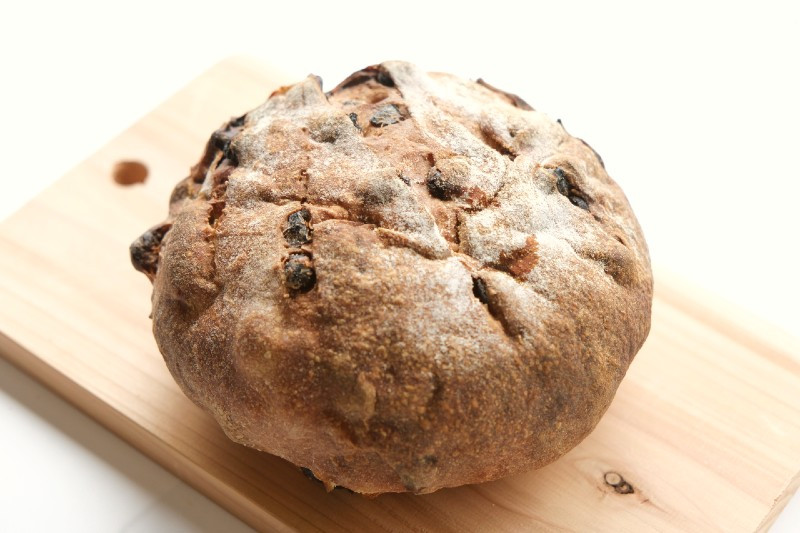 レーズンとくるみをたっぷり混ぜ込んだハード系パンです。開封するとフルーティーな香りが広がります。