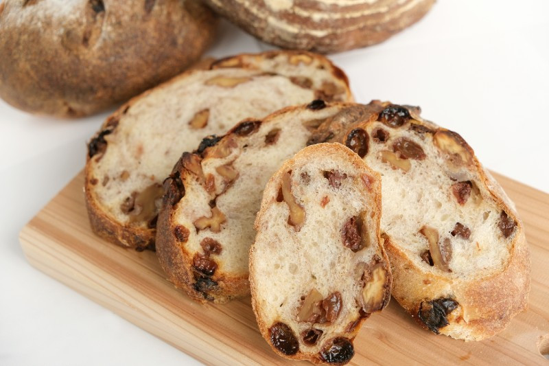 自家製酵母と地元の素材を使用して、手間暇かけて丁寧に作られたパンをご自宅までお届けします。