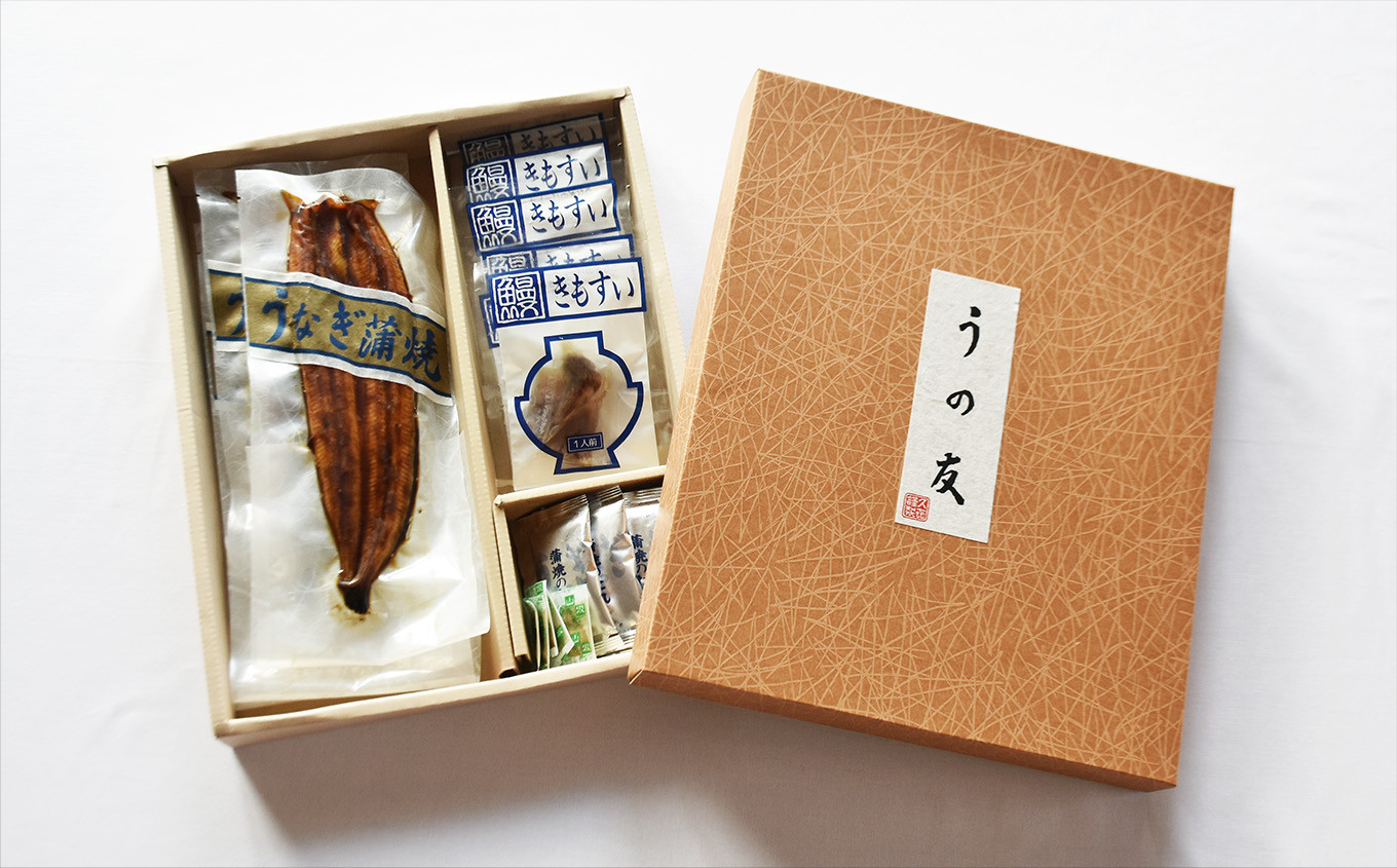 うなぎの蒲焼と肝吸いの詰め合わせ用特製化粧箱に入れてお届け