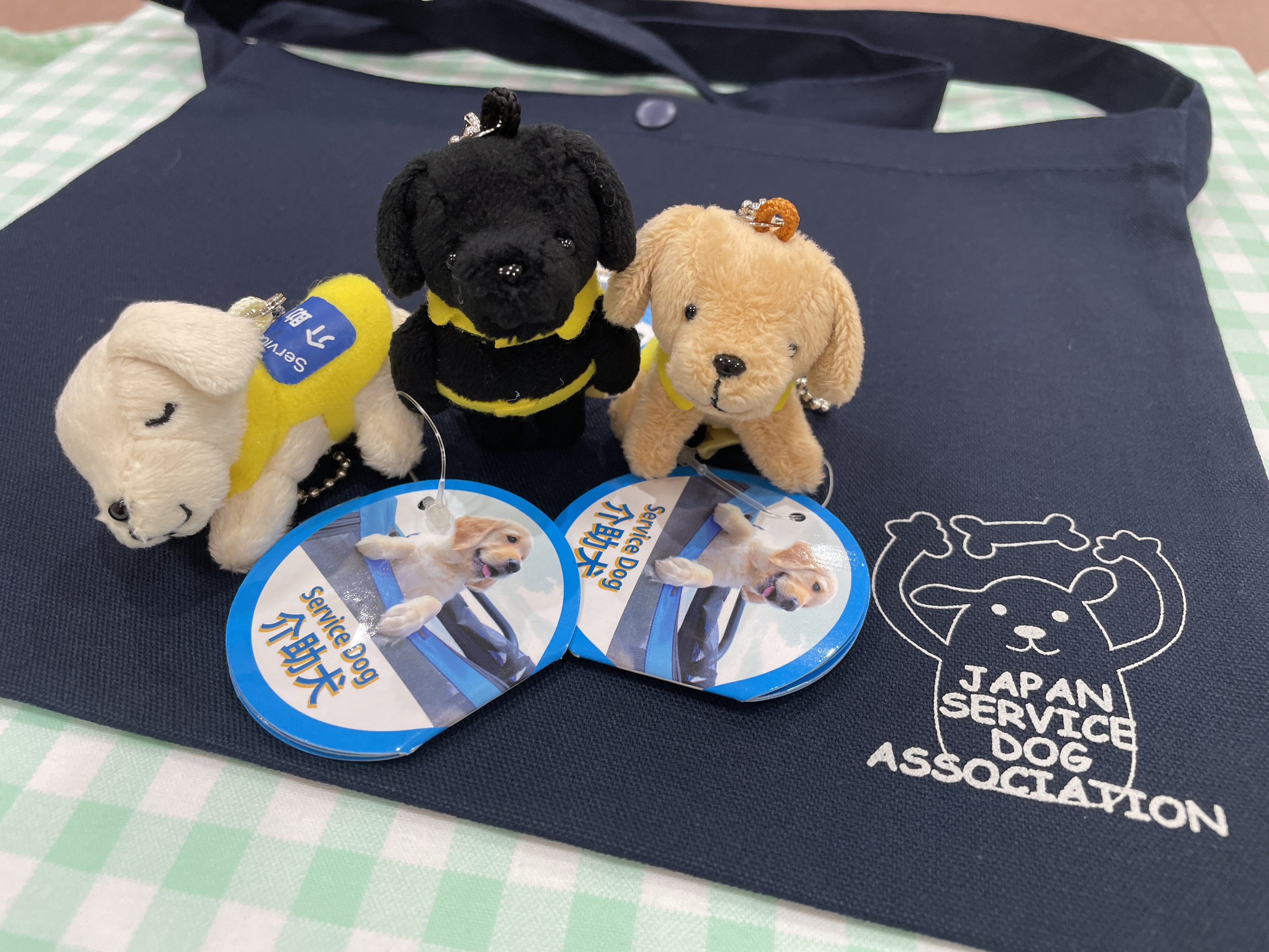 サコッシュ１点とチャーム3点のセットです！
色や柄はお任せでお届けします！