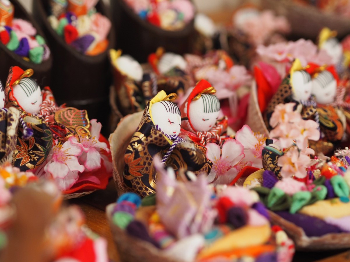 「夫婦姫だるま」七転び八起きで福を招く縁起物。夫婦円満、幸せに仲良く暮らせますようにと願いが込められています。