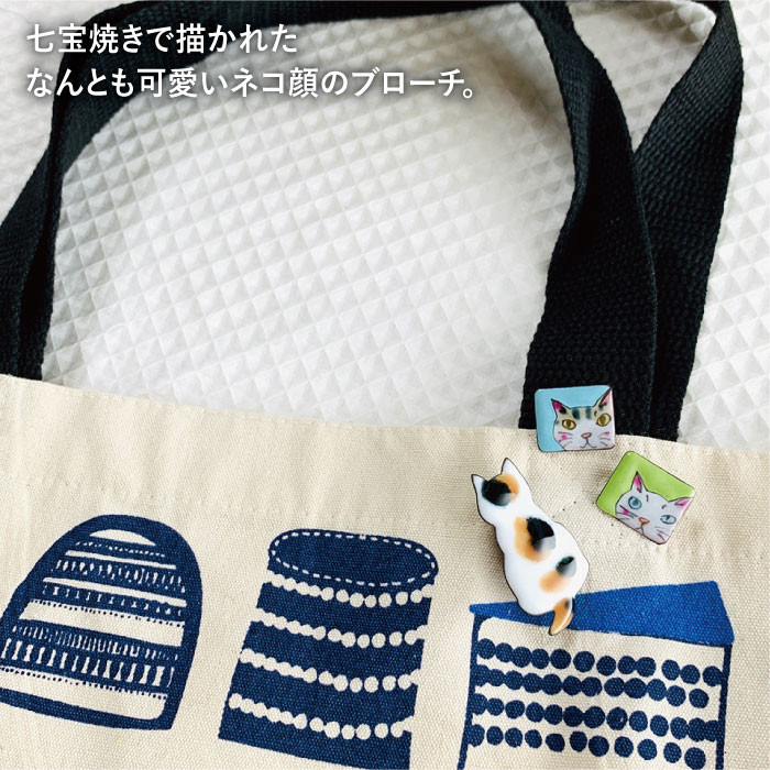 ぷっくりかわいい七宝焼猫顔ブローチ。ワンポイントアクセサリー