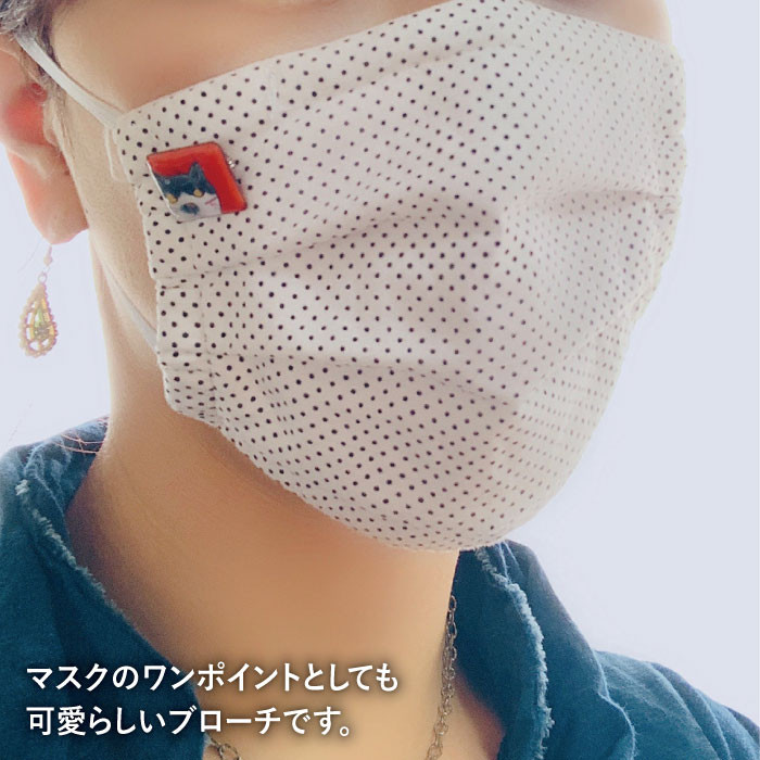 ぷっくりかわいい七宝焼猫顔ブローチ。ワンポイントアクセサリー