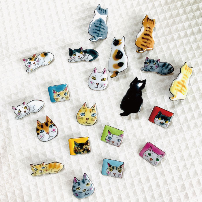 ぷっくりかわいい七宝焼猫顔ブローチ。ワンポイントアクセサリー