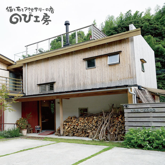 ぷっくりかわいい七宝焼猫顔ブローチ。ワンポイントアクセサリー