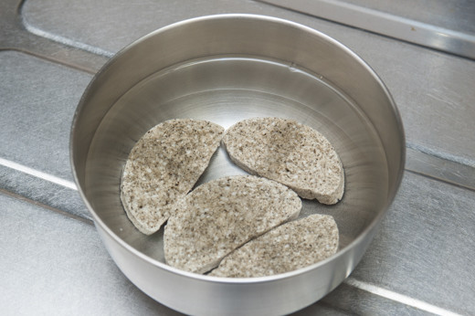 たっぷりの水に1～2時間浸しておきます。