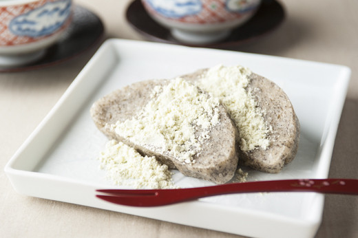 砂糖・きな粉・醤油等、お好みのものをつけてお召し上がりください