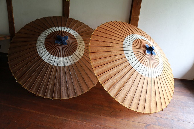 左側の和傘となります。