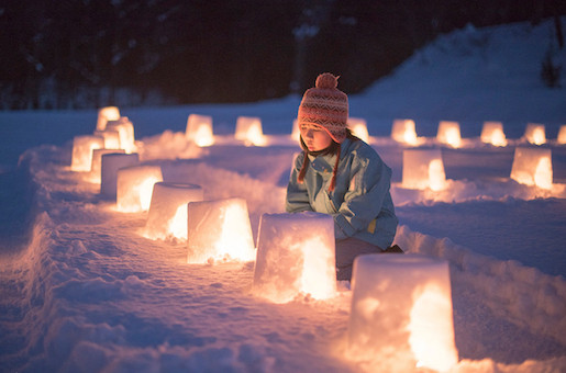 ひっくり返すと雪あかり用のミニかまくらができるように、雪を固く詰めたバケツ「ミニバケツ」付き！