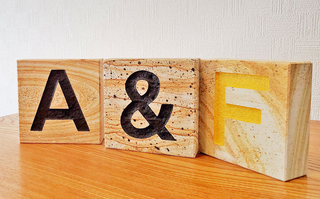 天草天然木目石使用 石工職人手づくり「イニシャルオブジェ」