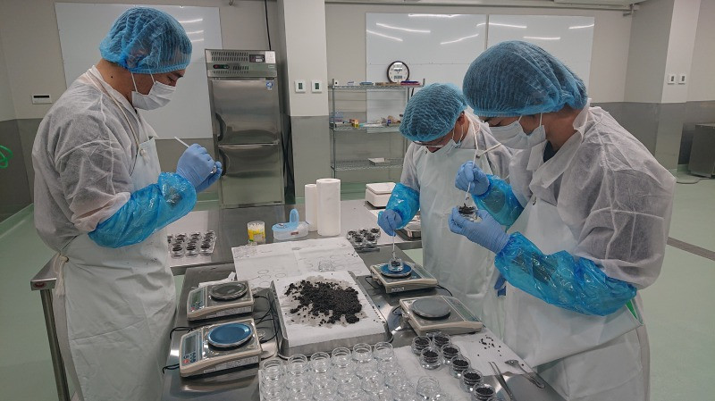 ひとつひとつ丁寧に選別をしています。