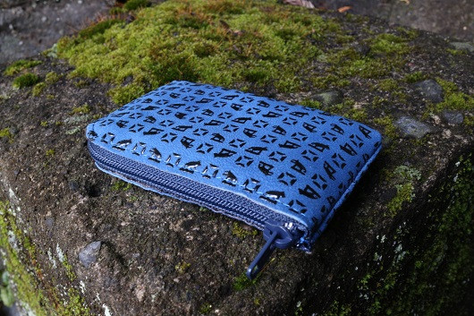 Wolfship Designのオリジナルデザイン「狼と塩」小銭入れ 黒漆バージョン