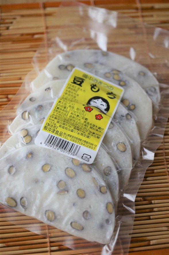 豆餅一袋6切入り。3パックお届けします。真空パックを行い、さらにパックを加熱殺菌しています。