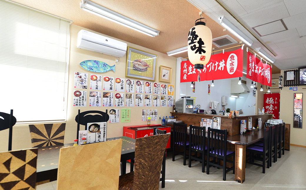 店内はお土産屋さんと食事処が併設。伊勢海老みそ汁はお食事処の人気メニューです！