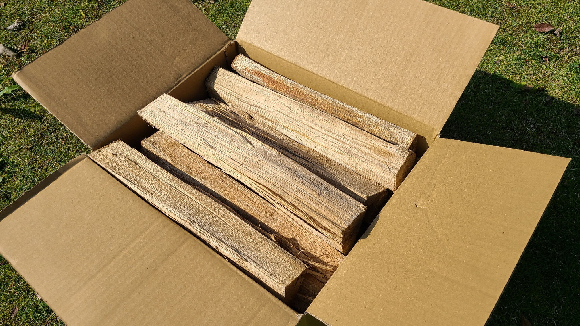 1箱に14キロの薪が入っています。