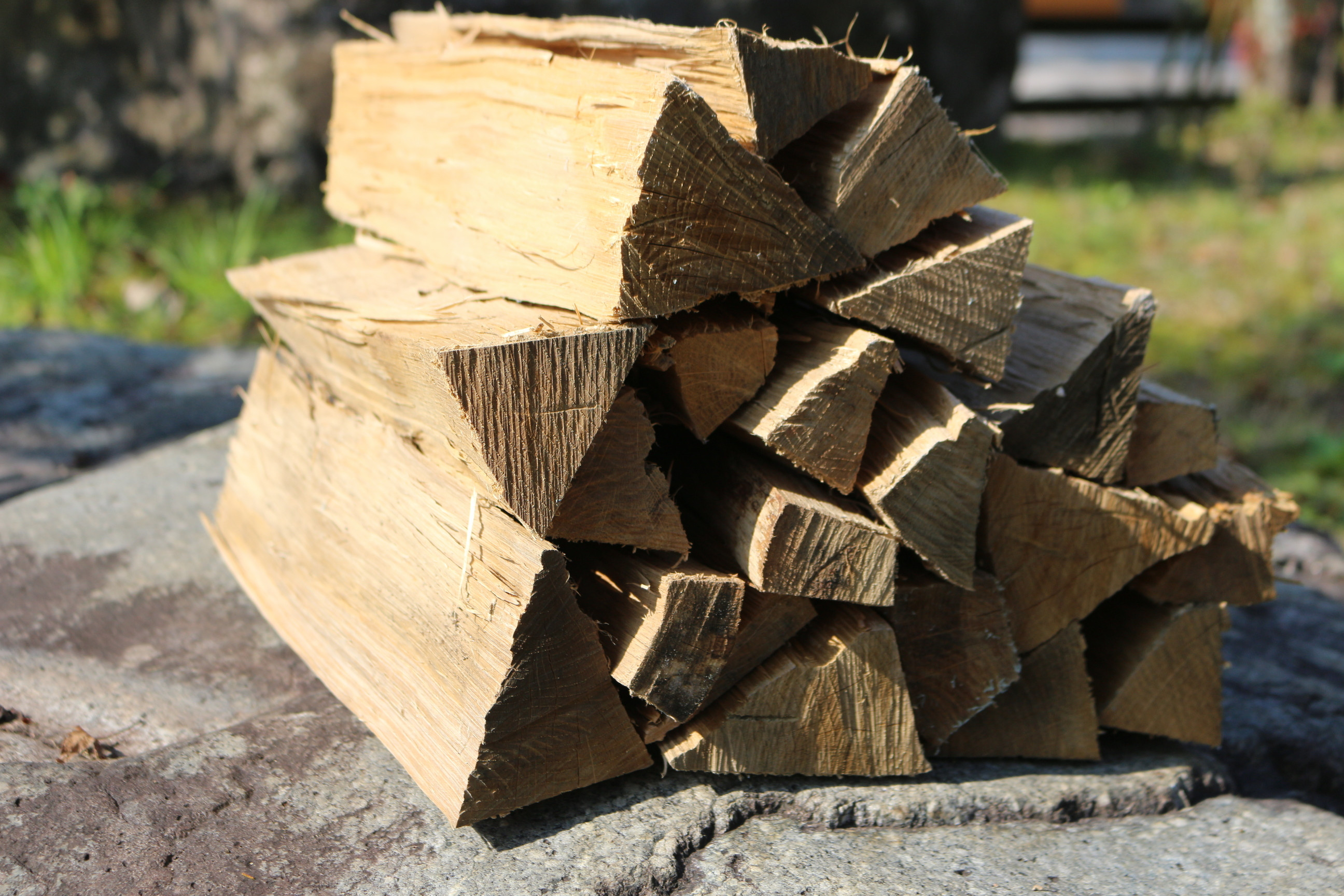 含水率20%以下のナラの薪です。