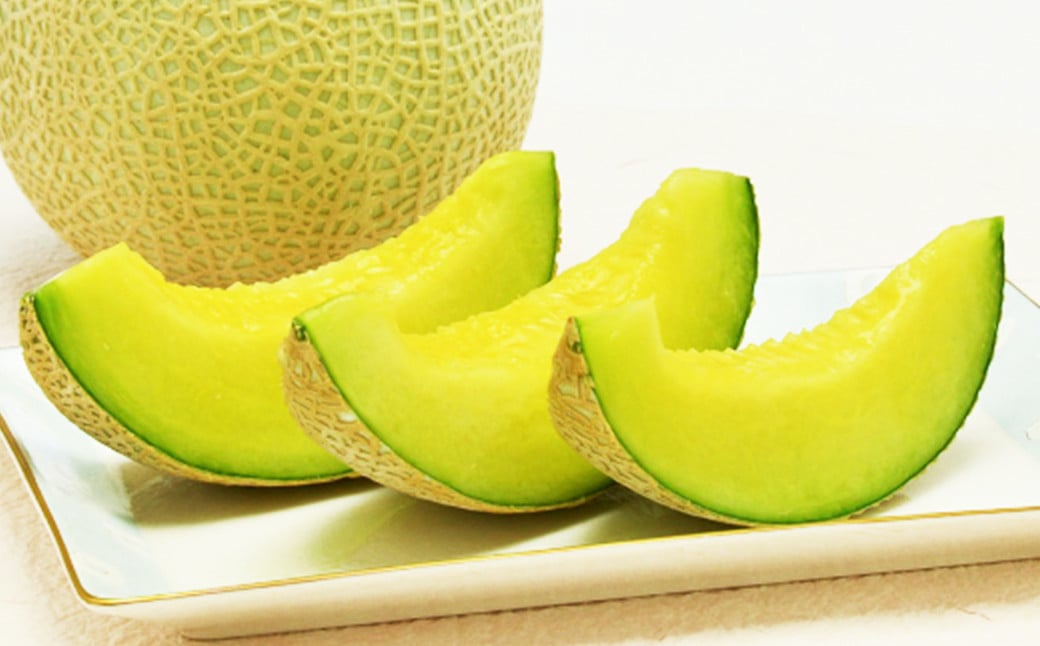 青い果肉には、たっぷりと果汁が含まれ、なめらかな食感にムスク(麝香)のような香りが漂います。