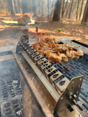 お手持ちのBBQコンロ用の網に止めるだけでの簡単セッティング