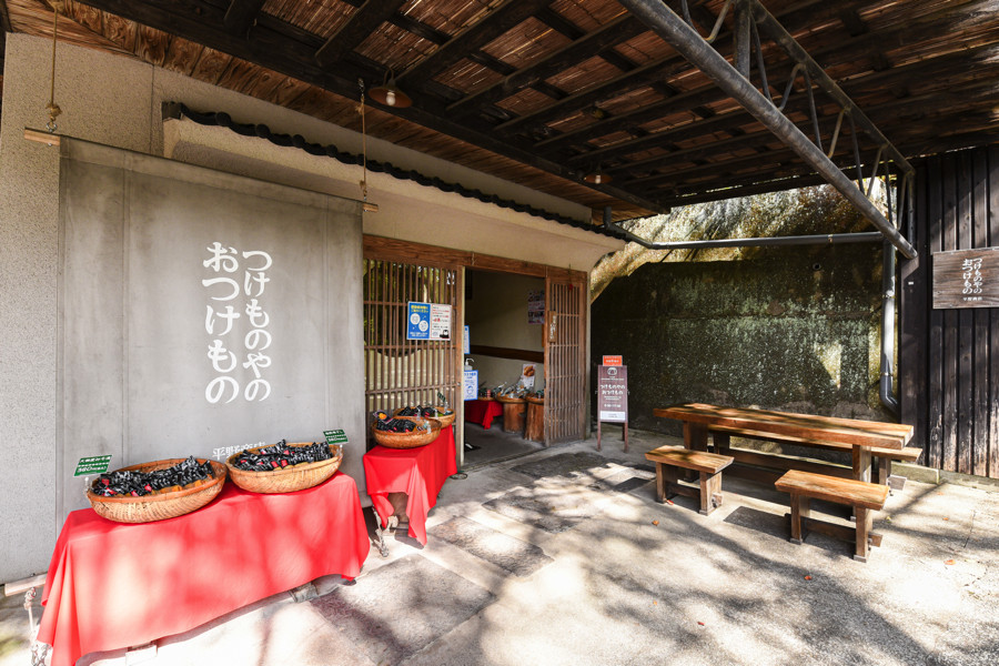 創業70年、黒川温泉街の一角にある老舗つけもの屋『平野商店』