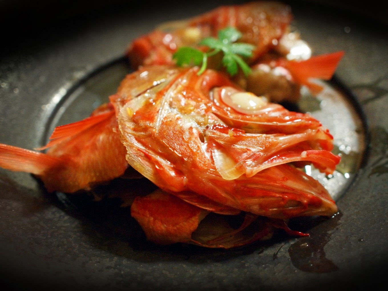 鍋だけではなく、頭は煮つけにするのもオススメです。骨を取り除いてあるので、小さなお子様も安心してお召し上がりいただけます。