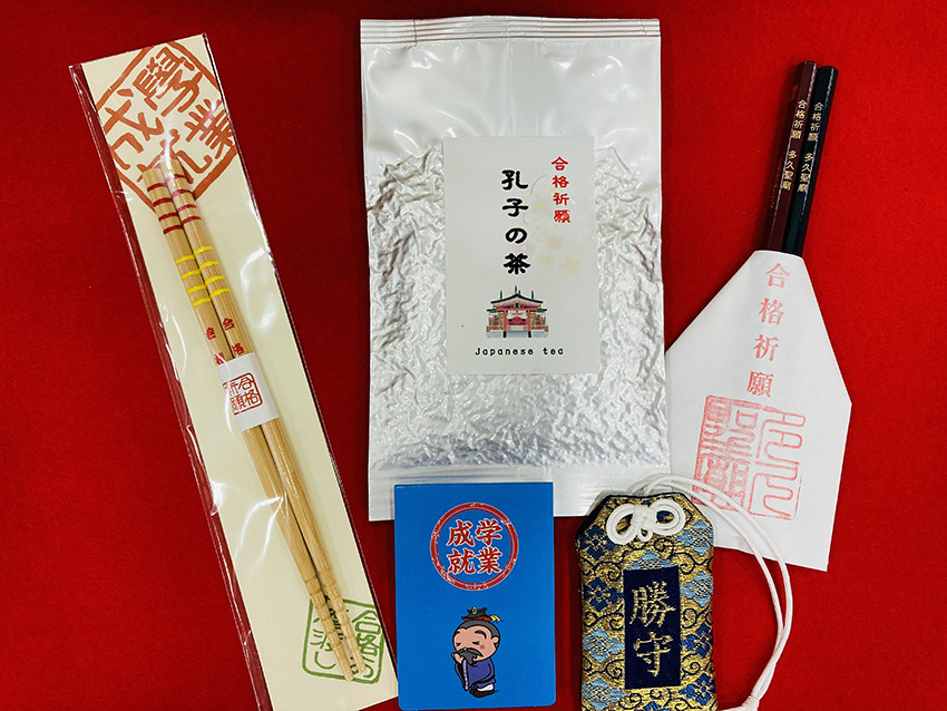 勝守 1体 合格茶 緑茶 50g 五角 鉛筆 HB 2本 五角 箸 1膳 付箋 紙 1個 ※画像はイメージです。