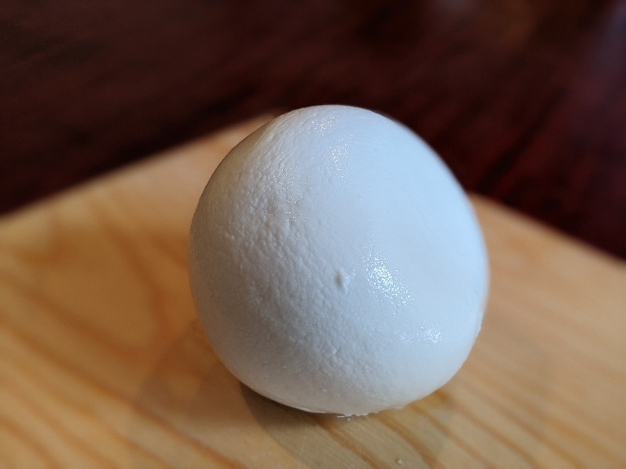 モッツァレラチーズ1つが約100gです。