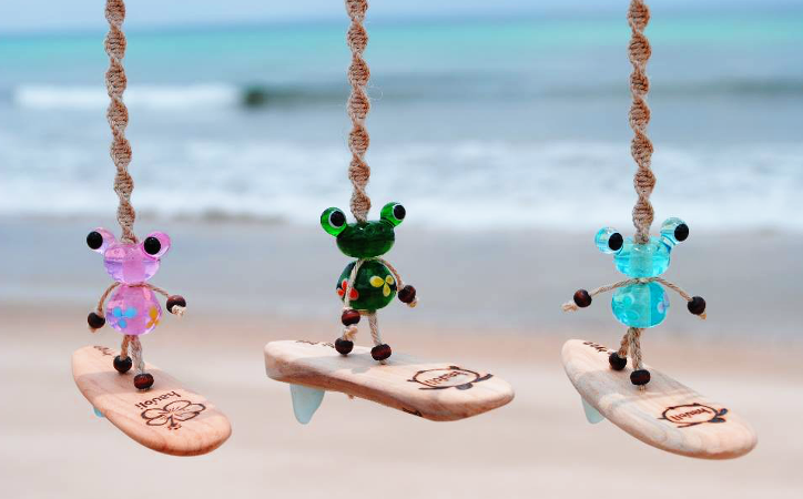 サーフボードの上で、ガラス製の可愛らしいカエルが、波乗りをしています♪