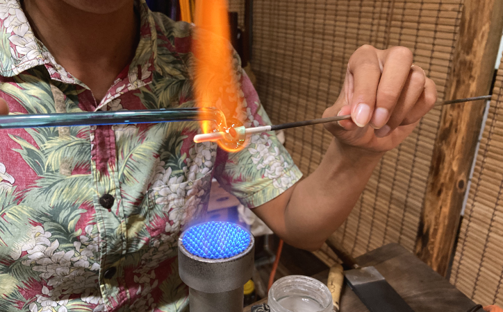 サーフィン好きのオーナーさん自ら、一つ一つ丁寧に、「波乗りカエル」を作っています。